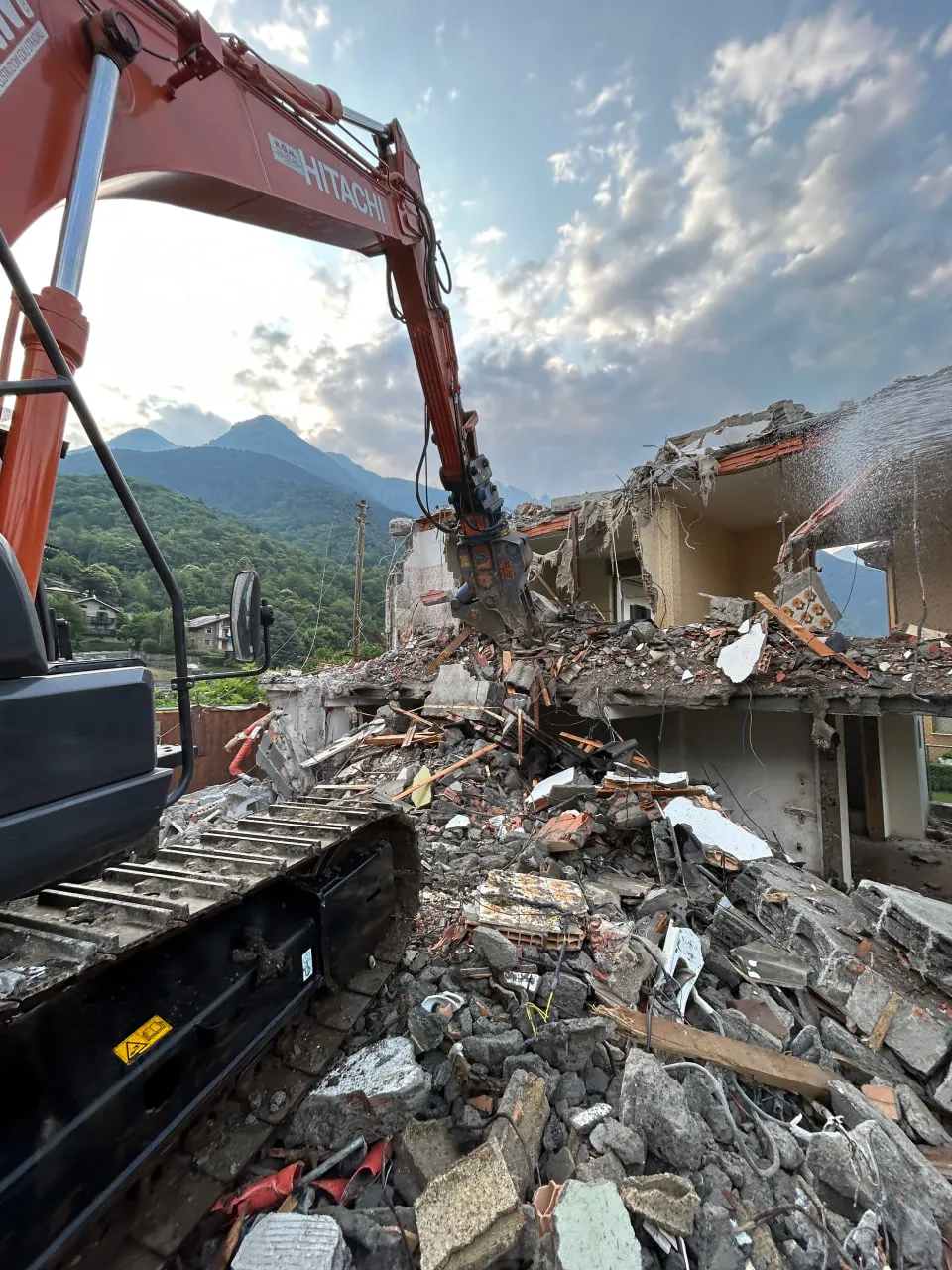 Demolizione fabbricato civile
