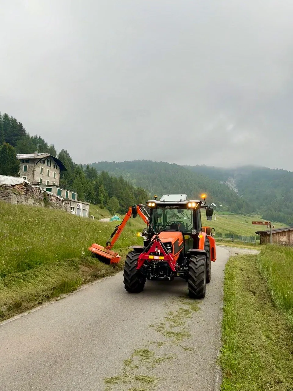 Sfalcio Erba con Trattori